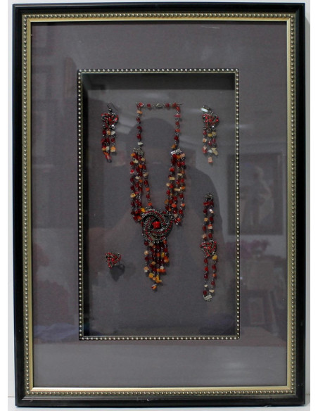 Anónimo: Picture necklace