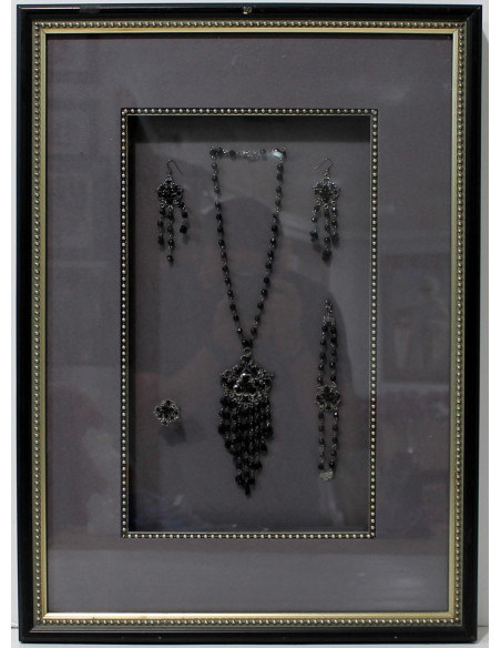 Anónimo: Picture necklace